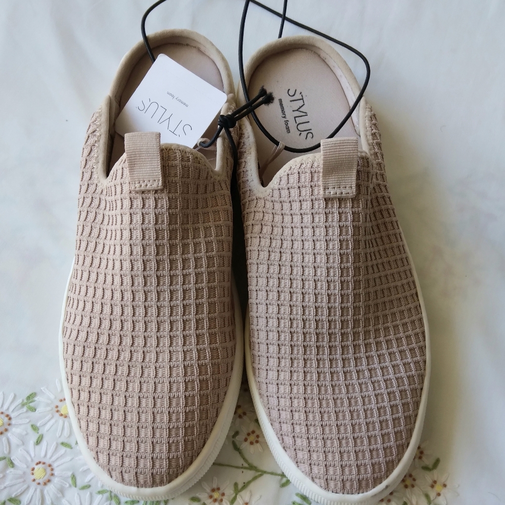 Stylus Winnie Memory Foam Mules Size 7.5